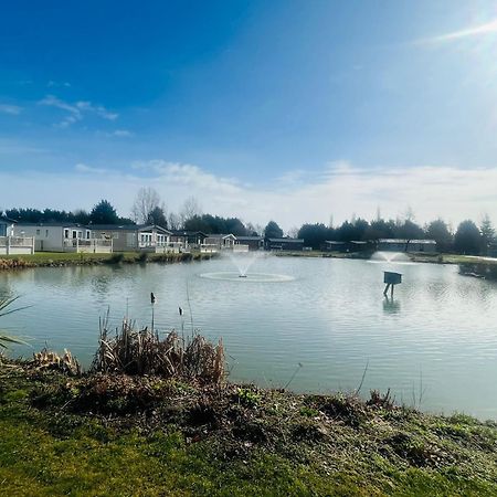 Lakeside Escape With Hot Tub York Exterior photo