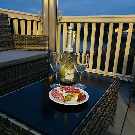Lakeside Escape With Hot Tub York Exterior photo