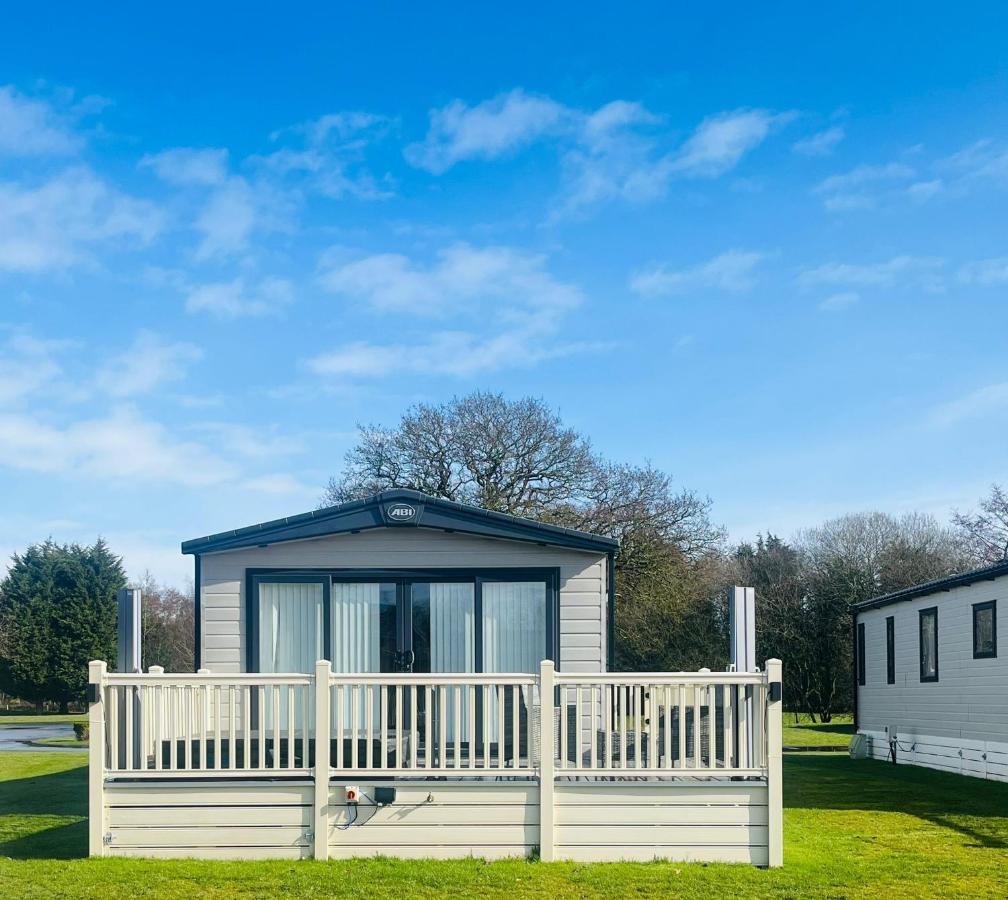 Lakeside Escape With Hot Tub York Exterior photo