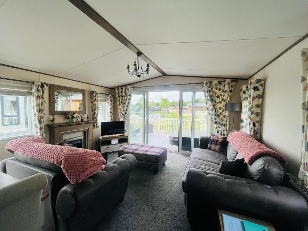 Lakeside Escape With Hot Tub York Exterior photo