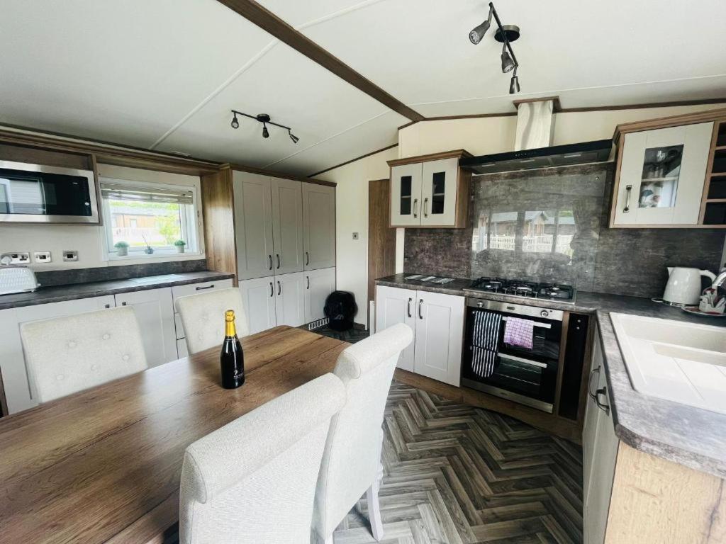 Lakeside Escape With Hot Tub York Exterior photo