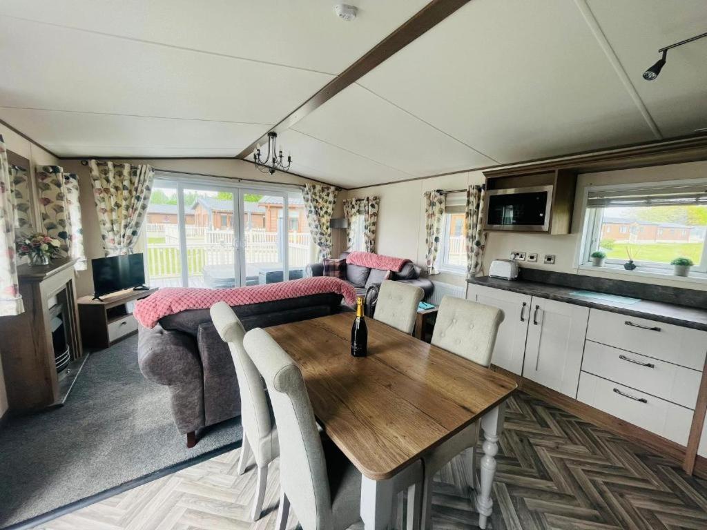 Lakeside Escape With Hot Tub York Exterior photo