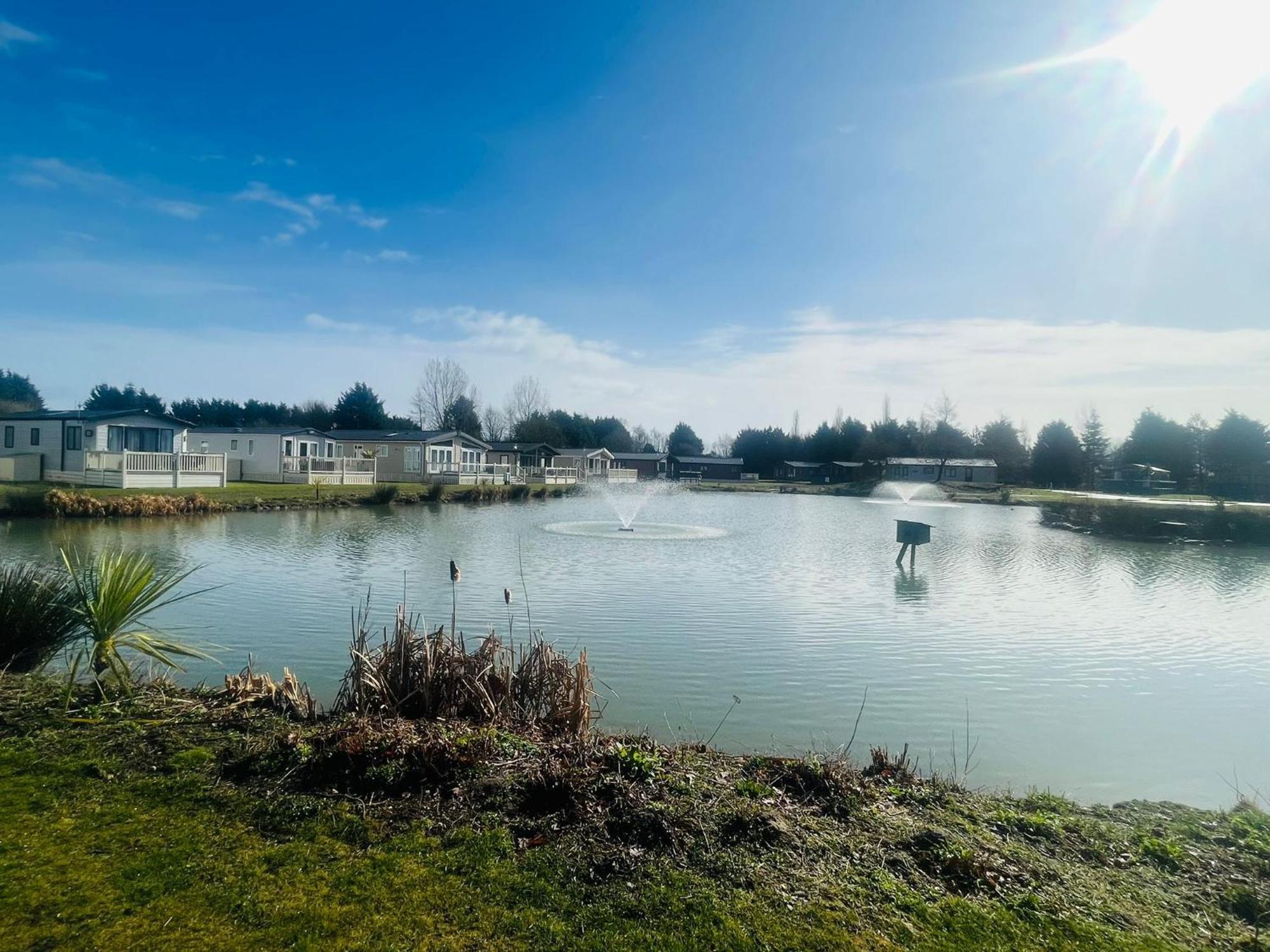 Lakeside Escape With Hot Tub York Exterior photo