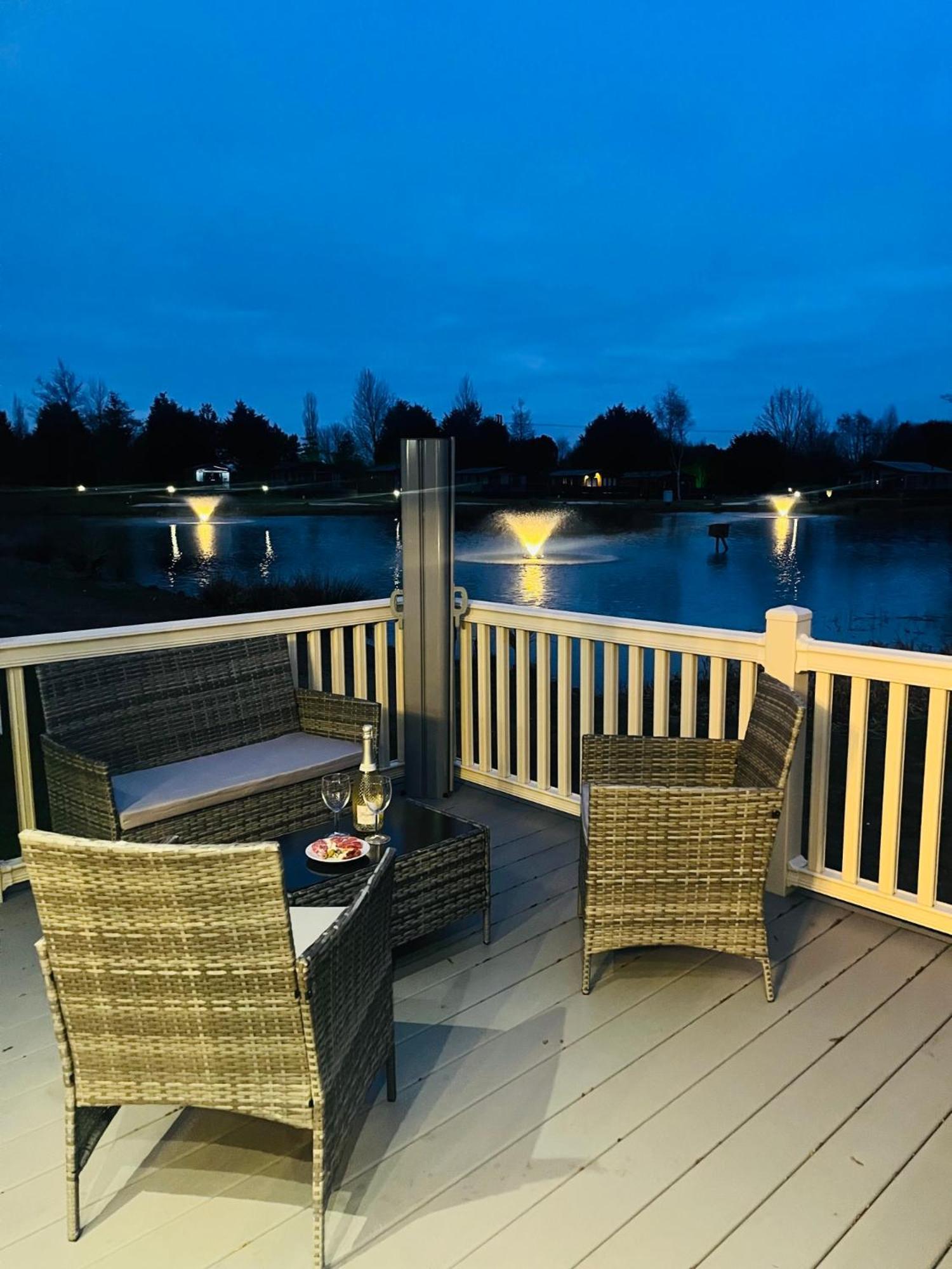 Lakeside Escape With Hot Tub York Exterior photo