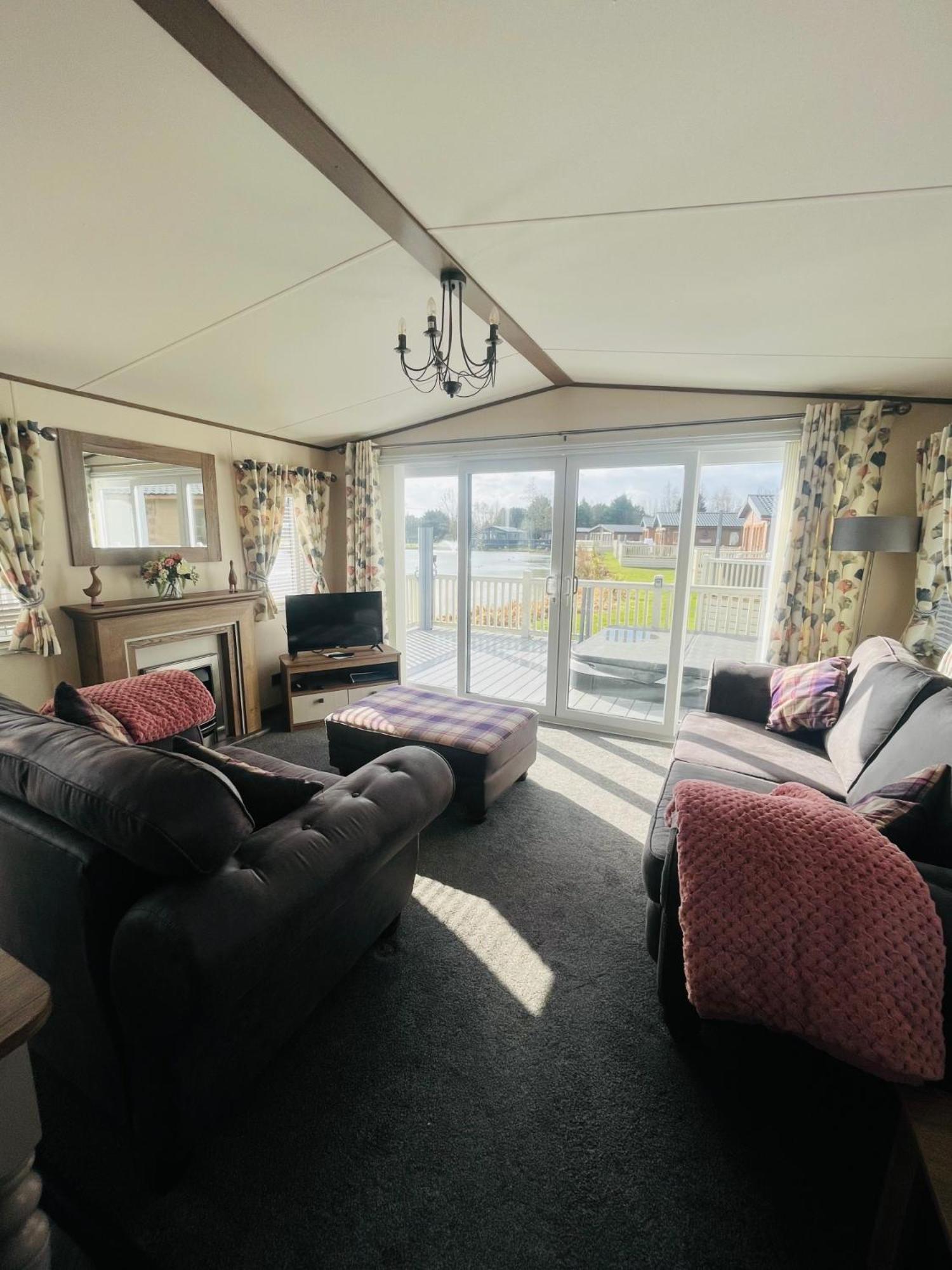 Lakeside Escape With Hot Tub York Exterior photo